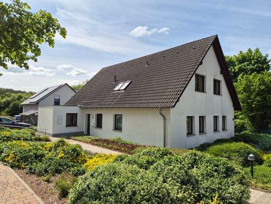 Straßenansicht mit Eingang zur Praxis im EG