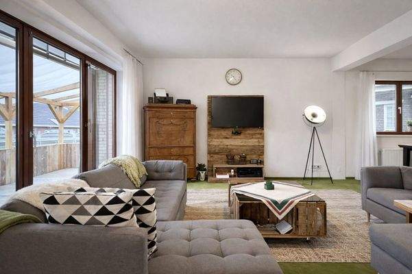 Wohnzimmer mit überdachter Terrasse