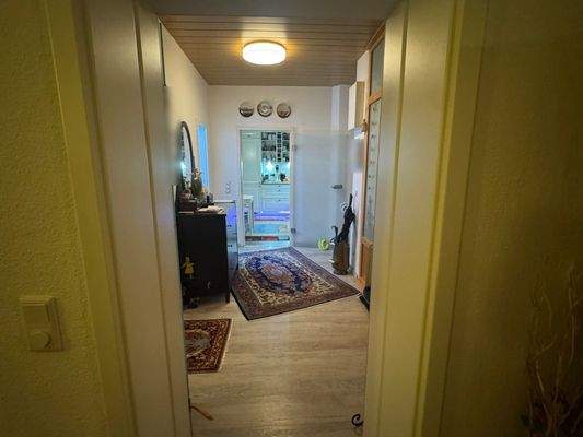 Eingangsflur mit Blick zur Küche