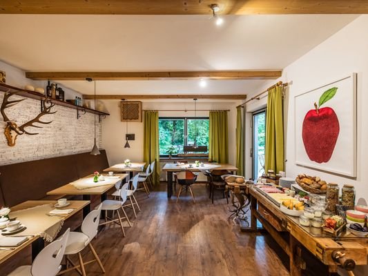 Frühstücksraum mit Zugang zur Terrasse