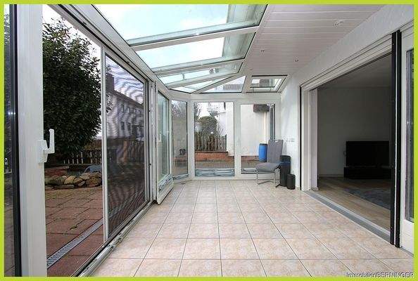 Wintergarten mit elektrischer Markise