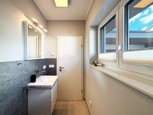 Gäste-Badezimmer mit bodengleicher Dusche