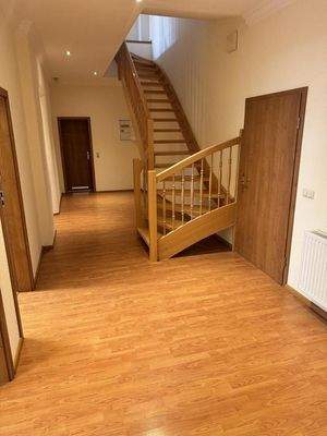 Eingangsbereich / Treppenaufgang zum Obergeschoss