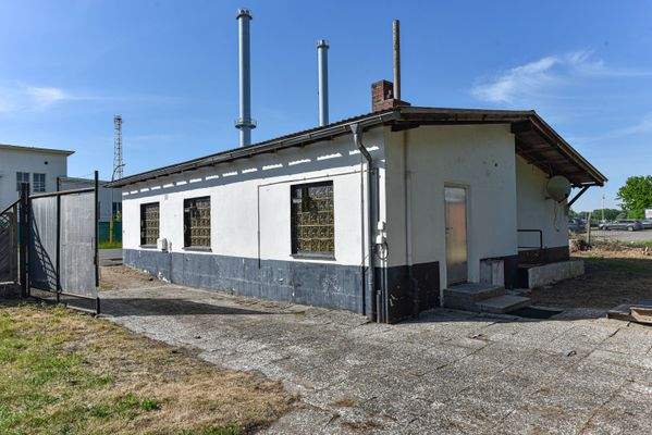 Hausansicht mit Einfahrt 