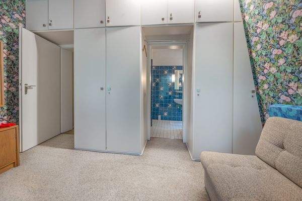 Schlafzimmer im Obergeschoss mit praktischen Einbauschränken