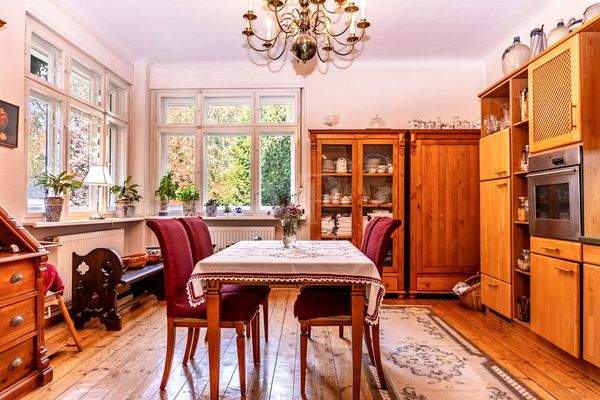 Essbereich mit Blick in die Natur 