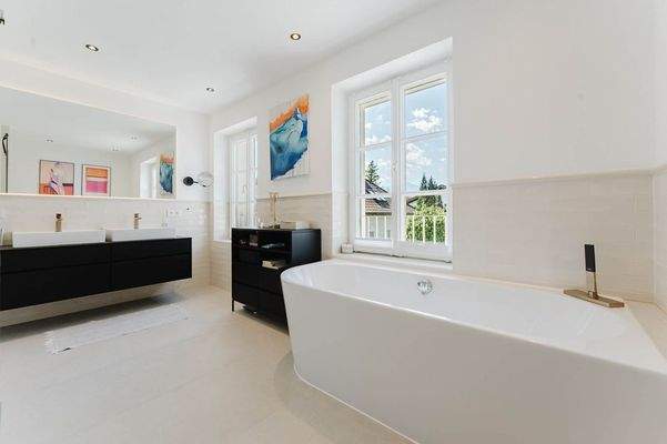 Das Tageslicht-Badezimmer mit freistehender Badewanne