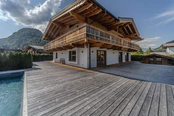 Chalet mit Pool und Saunahaus
