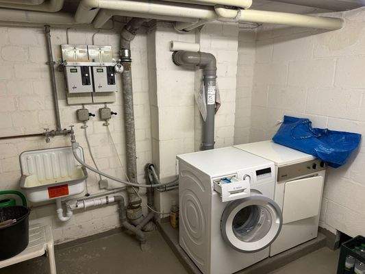 Münzwaschmaschine und Trockner