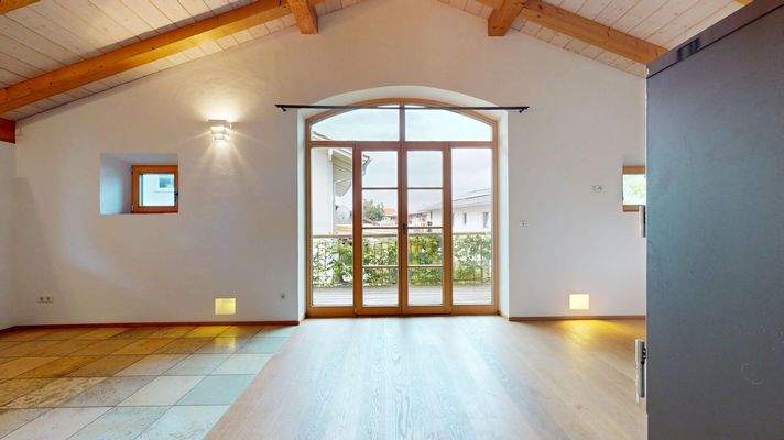 Wohn-/ Esszimmer mit Zugang zum Balkon