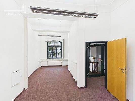 CAM03352G0-PR0052-STILL008