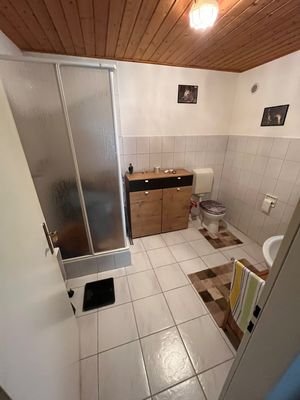 Bad neben Schlafzimmer