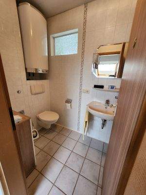 Bad mit Dusche und WC