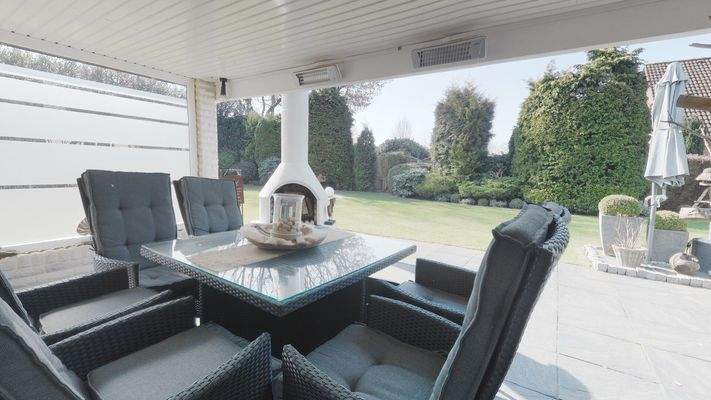 Überdachte Terrasse mit Heizstrahlern