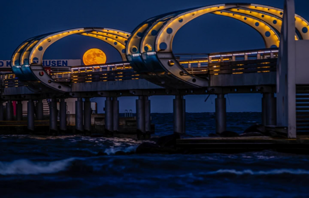 Lichtbrücke bei Nacht 