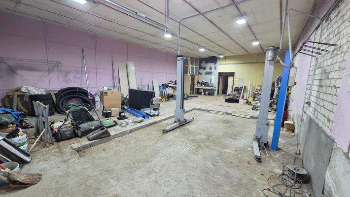 Halle mit Hebebühne