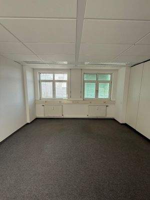 Leeres Büro mit Fenstern