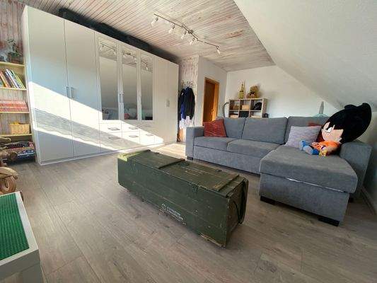 Wohn- oder Schlafzimmer im OG