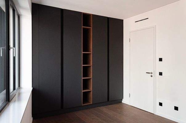 Schlafzimmer mit Einbaumöbeln