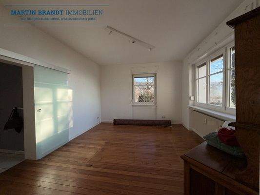 Wohnzimmer mit Holzdielenboden im EG