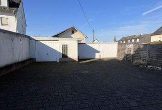 Grundstück mit Garagen