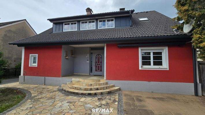 Ansicht Ost mit Terrasse und Markise