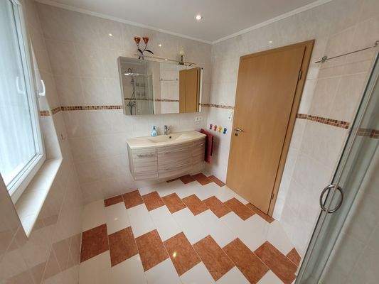 EG Badezimmer mit Fenster