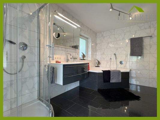 Großzügiges Tageslicht-Bad OG