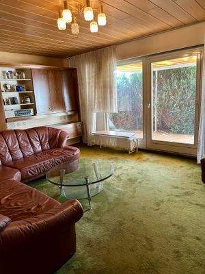 Sonniges Wohnzimmer mit Zugang zur Terrasse.jpg