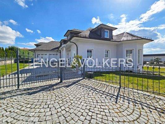 Einfahrt mit Doppelgarage