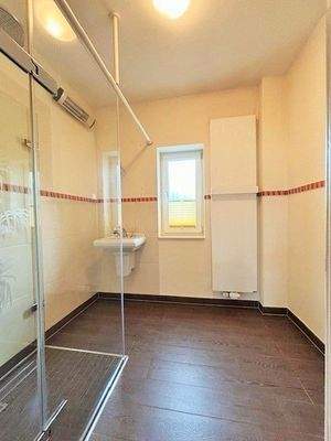 Tageslichtbad mit ebenerdiger Dusche.jpg