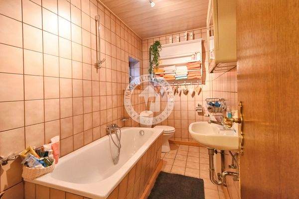 Das Badezimmer mit Badewanne