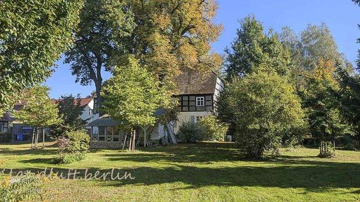 Backhaus mit Freisitz, rückwärtige Westfassade des Lehnschulzenhauses.jpg