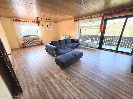 Wohnzimmer mit Zugang Balkon EG