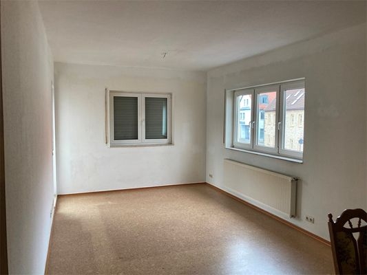 Wohnzimmer mit Balkonzugang