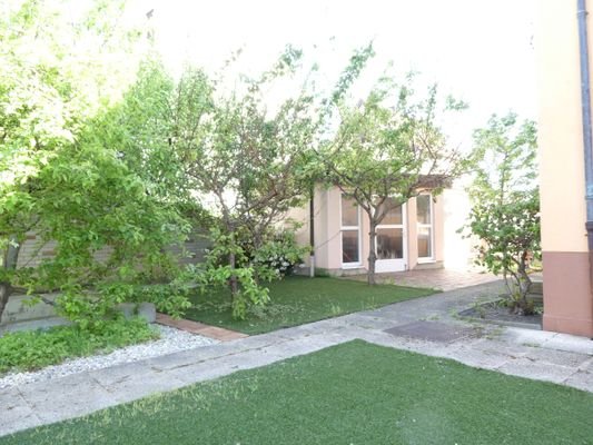Garten mit Blick zur Garage