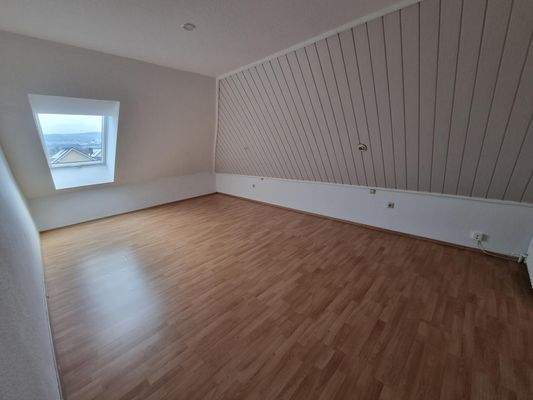 Geräumiges Dachzimmer