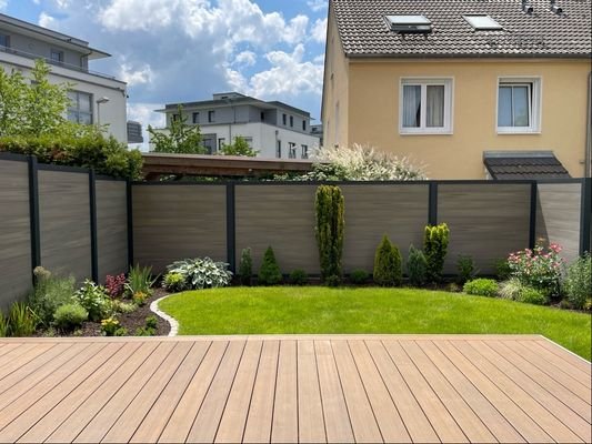 Terrasse mit Blick in den Garten