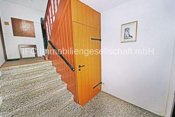 Hausflur im EG mit Treppe in den Keller