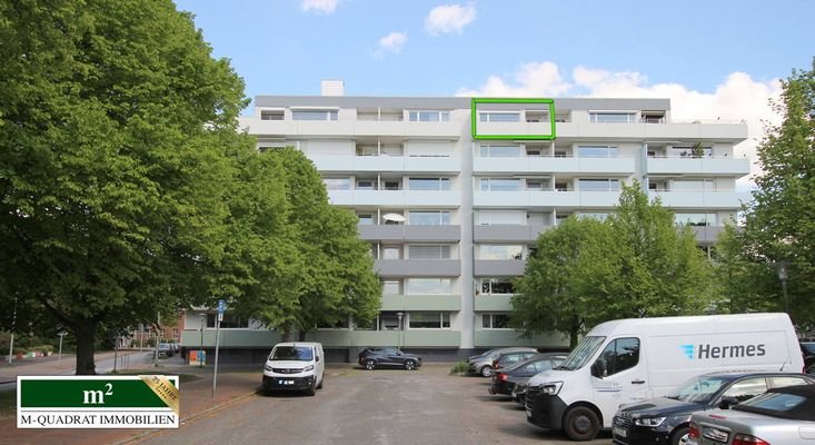 Mehrparteienhaus mit Kennzeichnung Penthouse-Wohnung