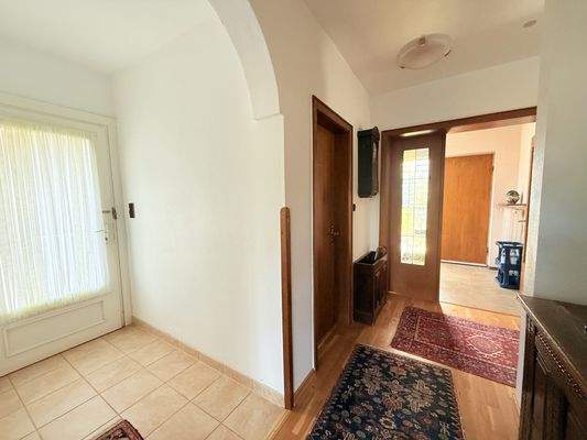 Flur und Seiteneingang im Erdgeschoss