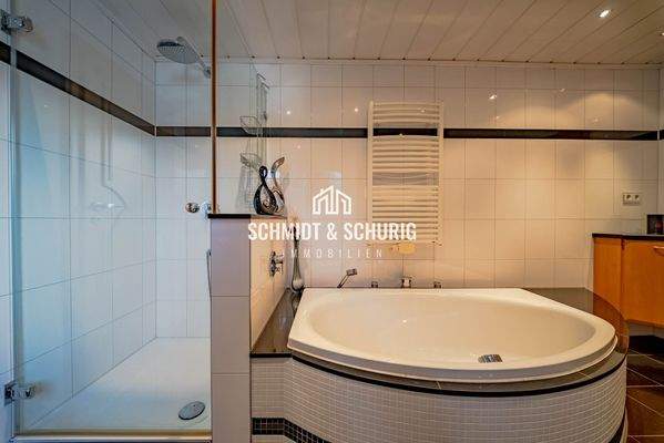 Erdgeschoss / Badezimmer