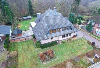 Südansicht mit Holzhütten