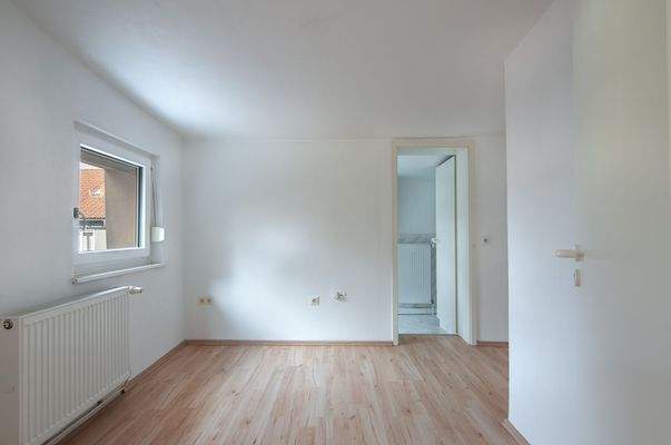 Schlafzimmer- oder Arbeitszimmer mit direktem Zugang zum Bad