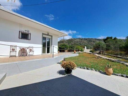 MIT VIDEO: Charmanter, renovierter Bungalow zum Verkauf in Drapanos, Apokoronas