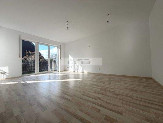 Wohn- und Esszimmer mit Zugang zum Balkon