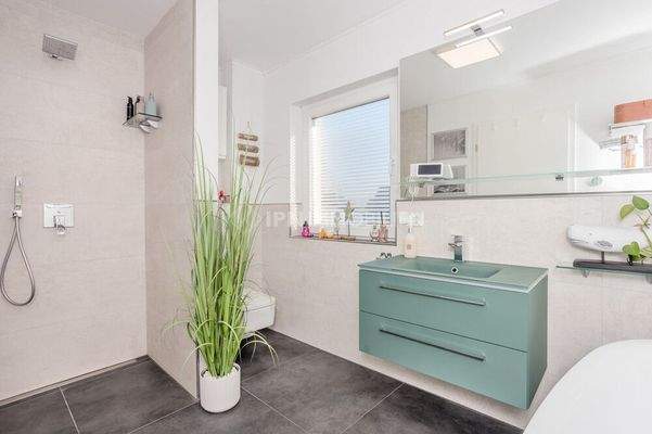 Badezimmer mit Dusche und Badewanne