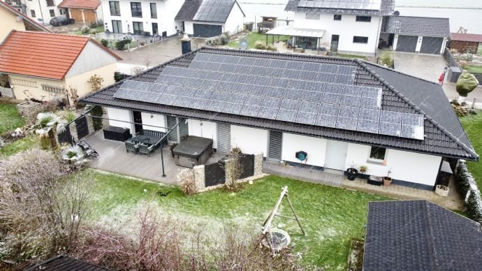 Hochwertig & Energieeffizient - Neuwertiger KFW55 Bungalow mit schönem Grundstück, Whirlpool und PV-Anlage