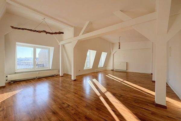 großes Wohnzimmer mit ca. 3 m hohen Decken