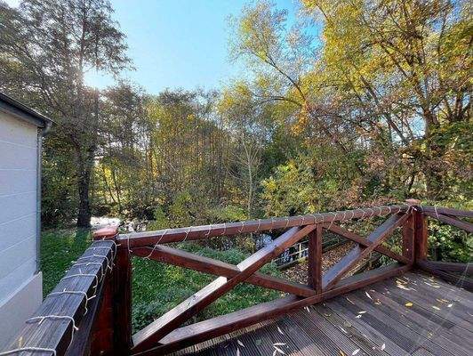 großzügige Terrasse mit Blick zum Bach